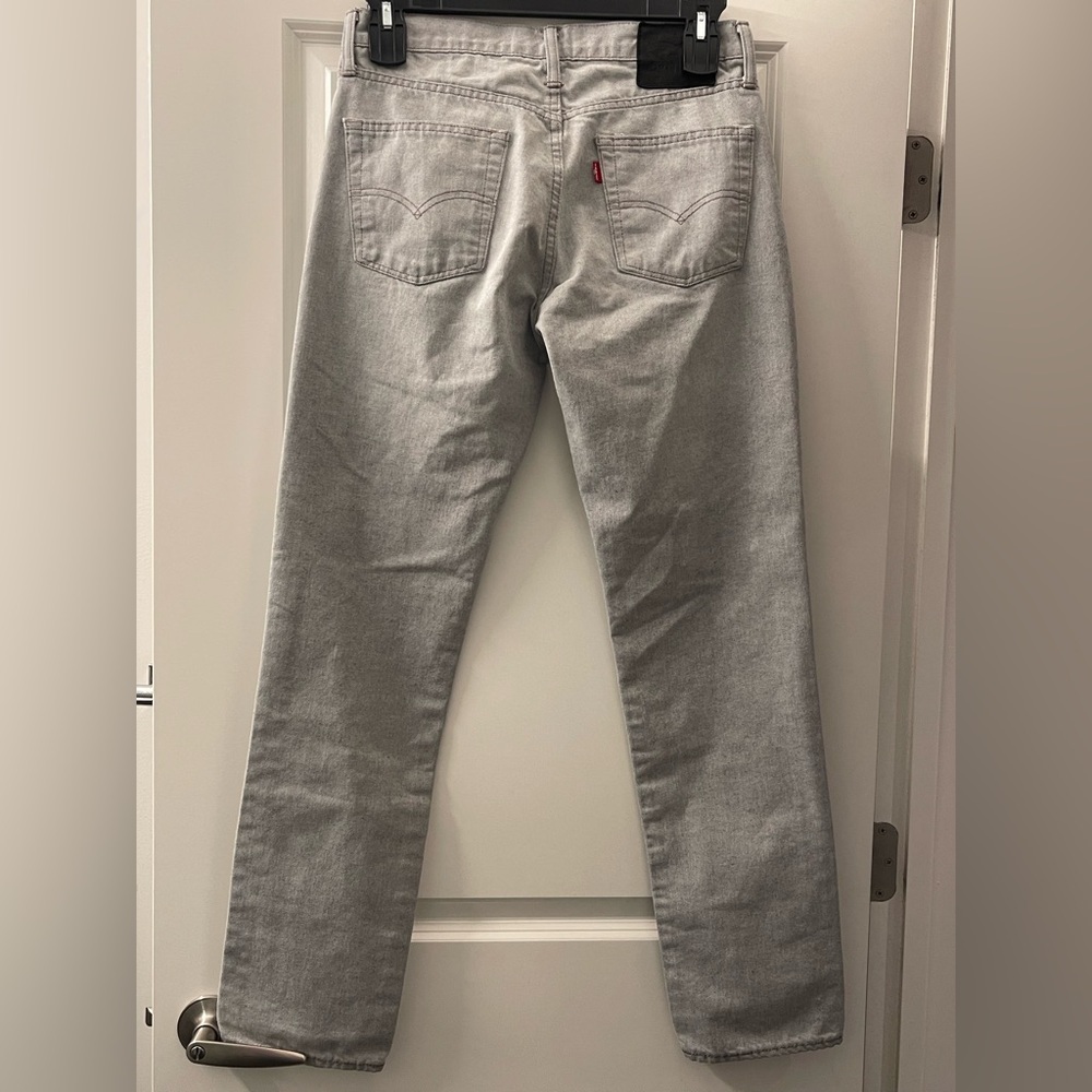 Levi's Women's Straight Leg Jeans in Light Gray 32x32 - Picture 2 of 6